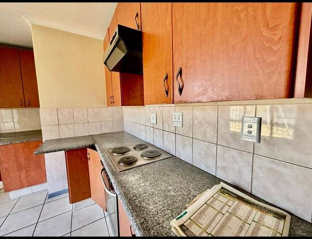 2 BEDROOM TOWNHOUSE FOR SALE IN VANDERBIJLPARK CW 5